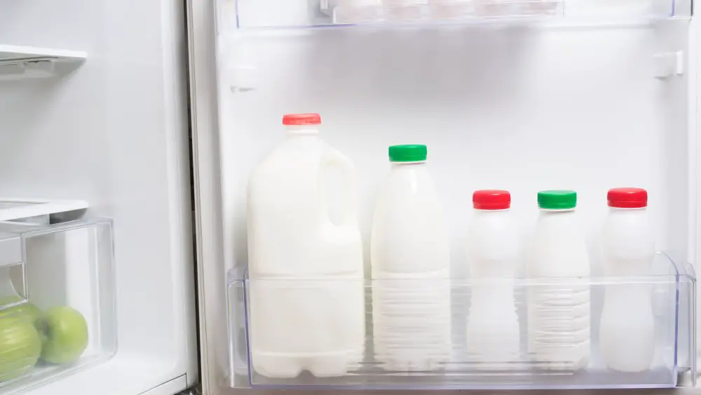 een aantal flessen melk kefir in de koelkast